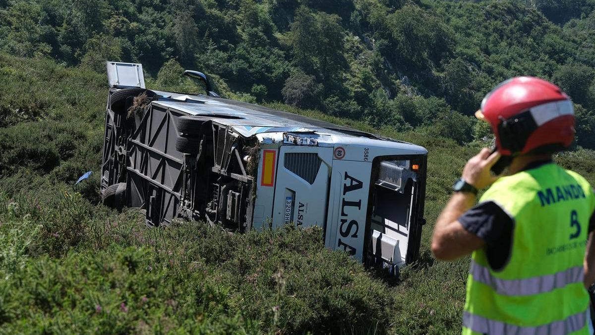 El autobús accidentado en la subida a los Lagos de Covadonga.