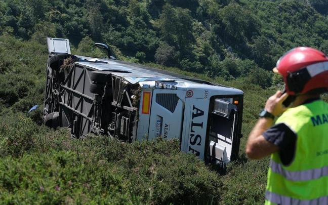 El autobús accidentado en la subida a los Lagos de Covadonga.