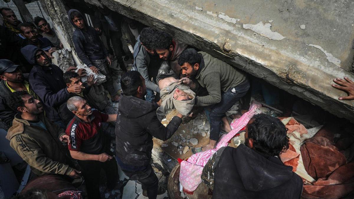 Varis personas rescatan de entre los escombros a víctimas de bombardeos israelíes.
