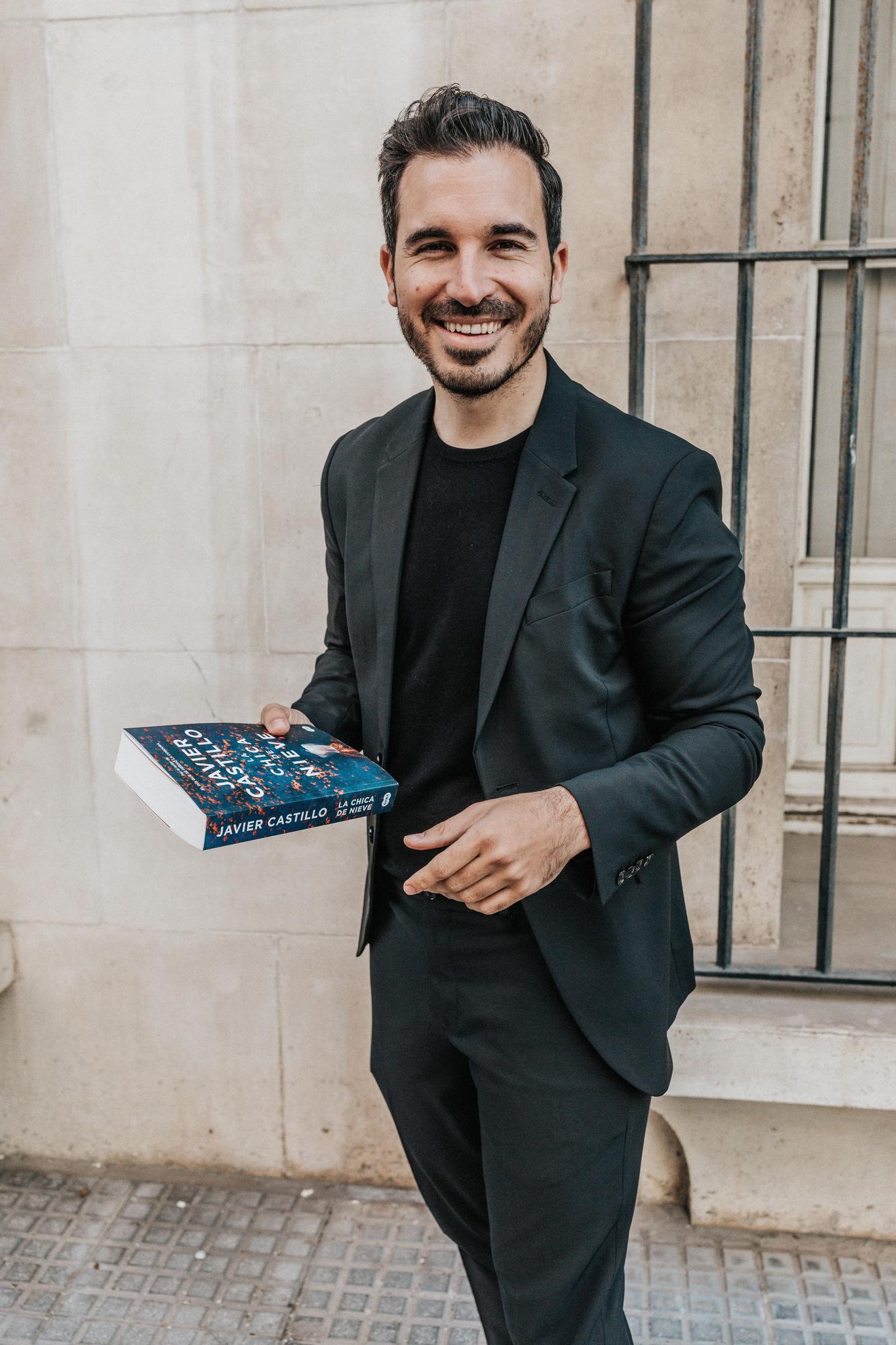 Javier Catillo sujetando uno de sus libros