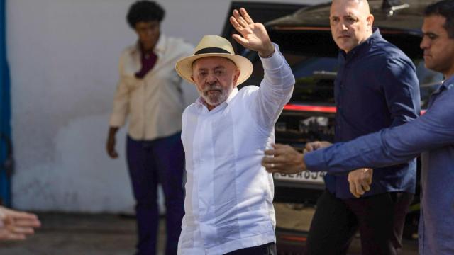 Luiz Inácio Lula da Silva saluda a su llegada al colegio electoral donde ha depositado su voto.