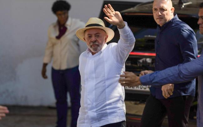 Luiz Inácio Lula da Silva saluda a su llegada al colegio electoral donde ha depositado su voto.