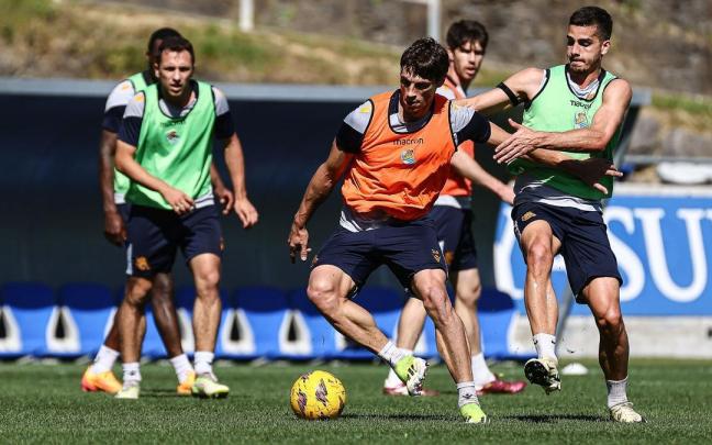 Robin le Normand disputa un balón con André Silva ayer en Zubieta. / R.S.