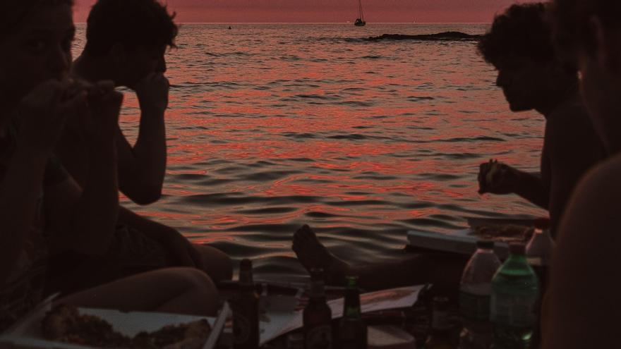 La tradición de cenar en el paseo marítimo podría llegar a su fin, al menos si de algunos empresarios hosteleros depende.