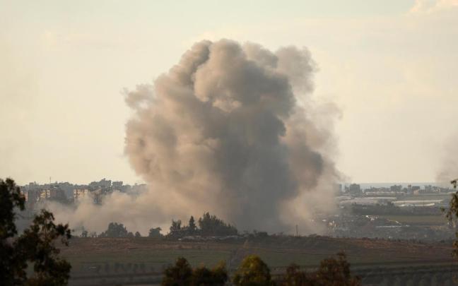 Humo causado por un bombardeo israelí en el norte de la Franja de Gaza. Humo causado por un bombardeo israelí en el norte de la Franja de Gaza.