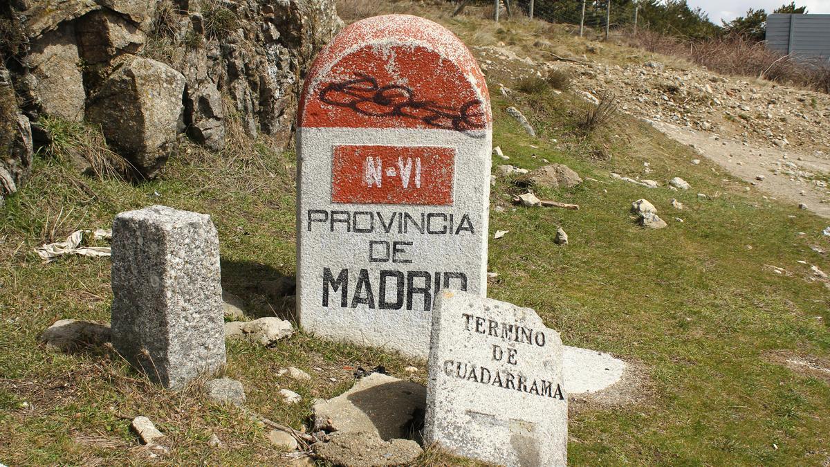 Antiguo mojón señalizador de la carretera N-VI a su paso por Guadarrama.