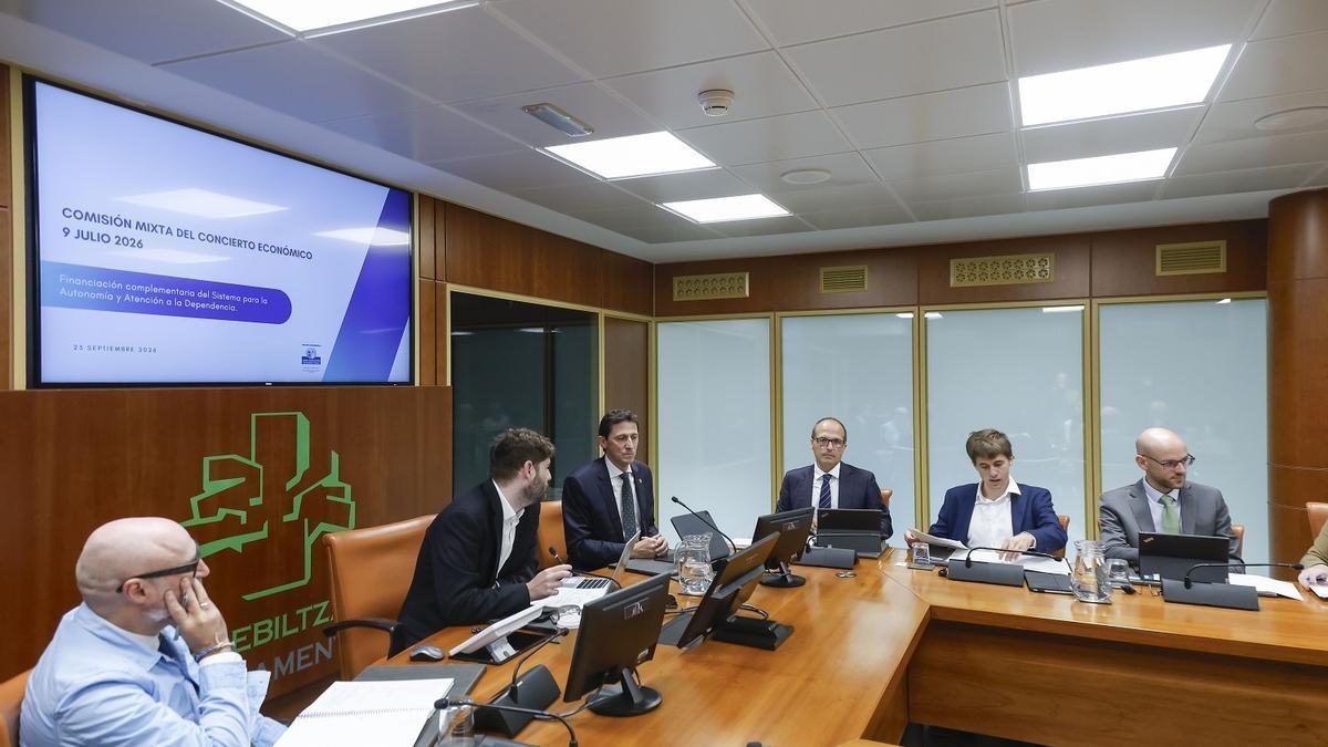 El consejero de Hacienda y Finanzas, Noël d'Anjou, ha comparecido en la Comisión de Hacienda y Presupuestos Parlamento Vasco