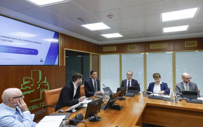 El consejero de Hacienda y Finanzas, Noël d'Anjou, ha comparecido en la Comisión de Hacienda y Presupuestos Parlamento Vasco