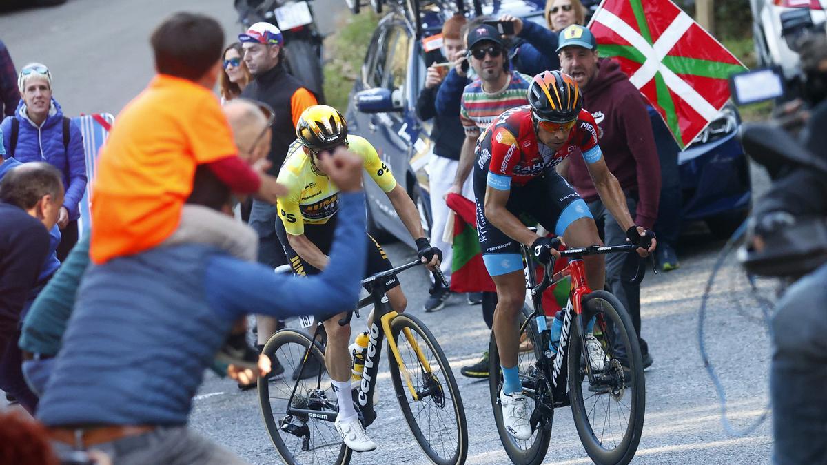 Landa y Vingegaard, en la subida de la etapa del jueves en La Asturiana.