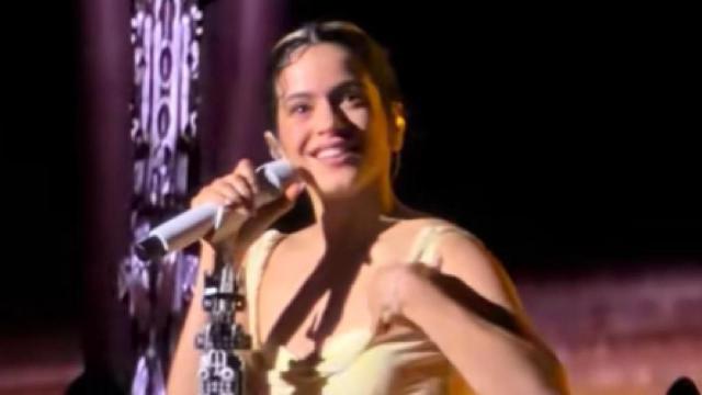 Rosalía abrió este sábado su primer concierto del 'LUX Tour' en Buenos Aires con una disculpa a sus seguidores.
