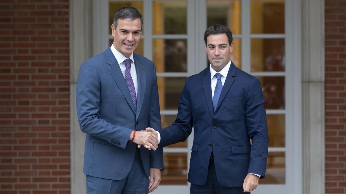 El presidente del Gobierno español, Pedro Sánchez, con el lehendakari, Imanol Pradales