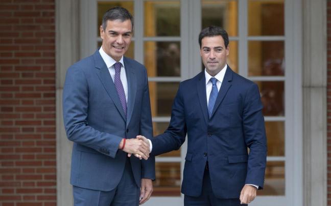 El presidente del Gobierno español, Pedro Sánchez, con el lehendakari, Imanol Pradales