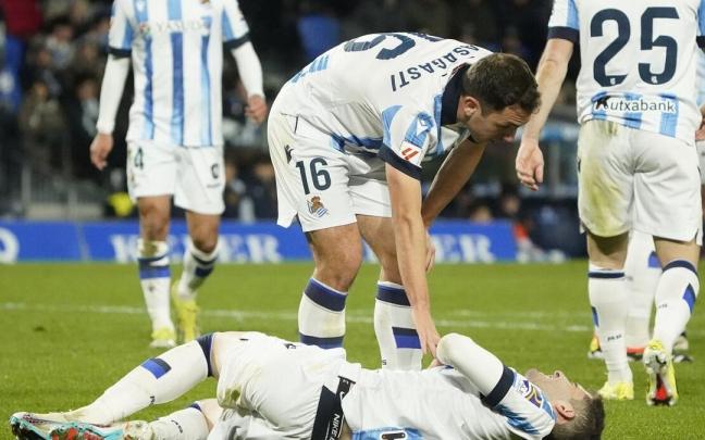 Olasagasti se interesa por Zakharyan tras dañarse este el codo y el hombro contra el Villarreal. / RUBEN PLAZA