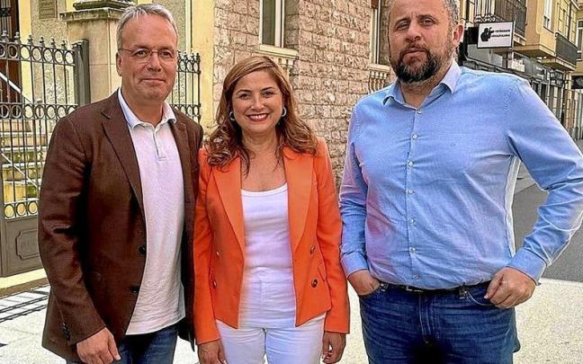 María Jesús San José junto a Alfredo Retortillo y el director de Gogora, Alberto Alonso. / IREKIA María Jesús San José junto a Alfredo Retortillo y el director de Gogora, Alberto Alonso.