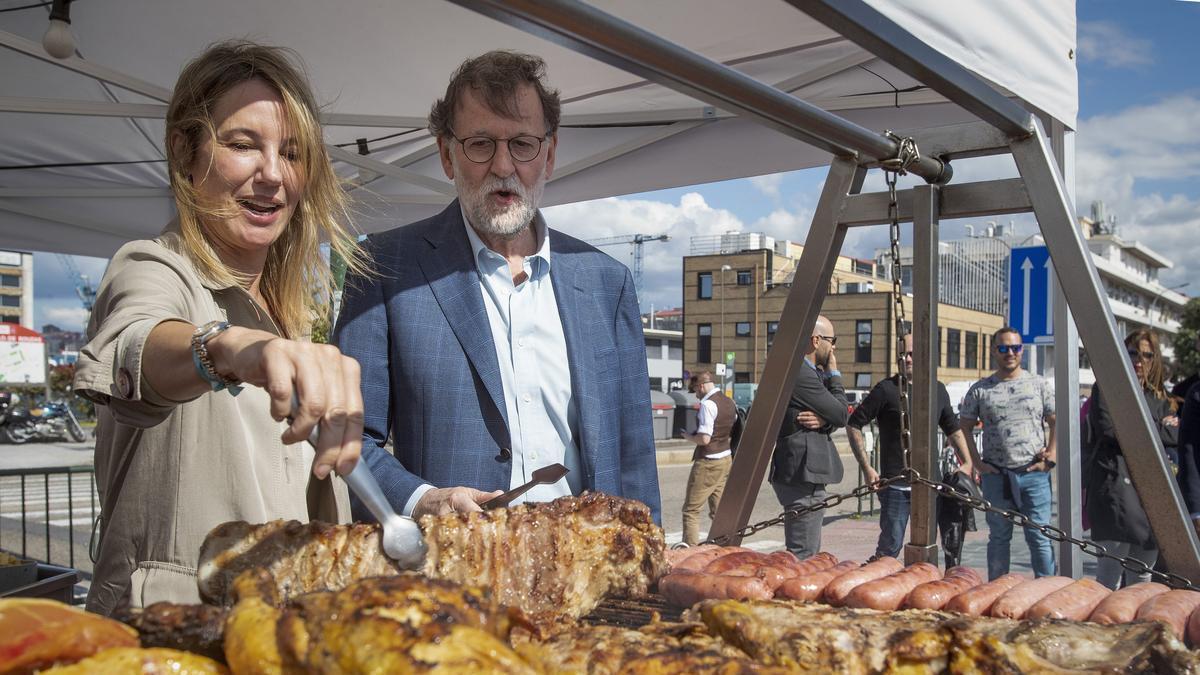 Rajoy, acompañado de la candidata a la alcaldía de Vigo, Marta Fernandez-Tapias, asiste a la fiesta de la Brincadeira de Bouzas.