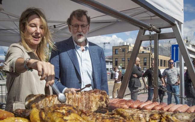 Rajoy, acompañado de la candidata a la alcaldía de Vigo, Marta Fernandez-Tapias, asiste a la fiesta de la Brincadeira de Bouzas. Rajoy, acompañado de la candidata a la alcaldía de Vigo, Marta Fernandez-Tapias, asiste a la fiesta de la Brincadeira de Bouzas.