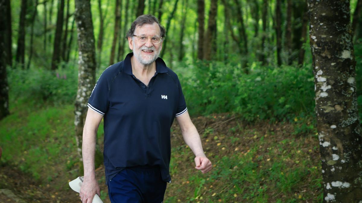 El expresidente del Gobierno, Mariano Rajoy, durante una etapa del Camino de Santiago en Monterroso, Lugo.