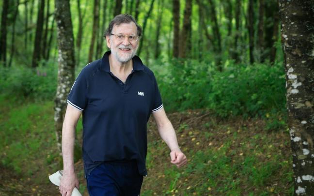 El expresidente del Gobierno, Mariano Rajoy, durante una etapa del Camino de Santiago en Monterroso, Lugo.