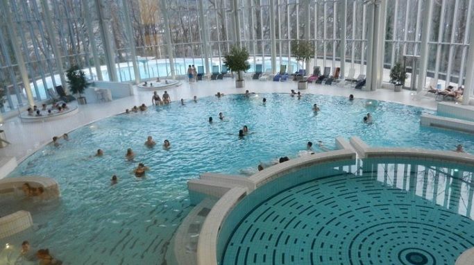 Vista de una piscina interior en las Termas de Spa.