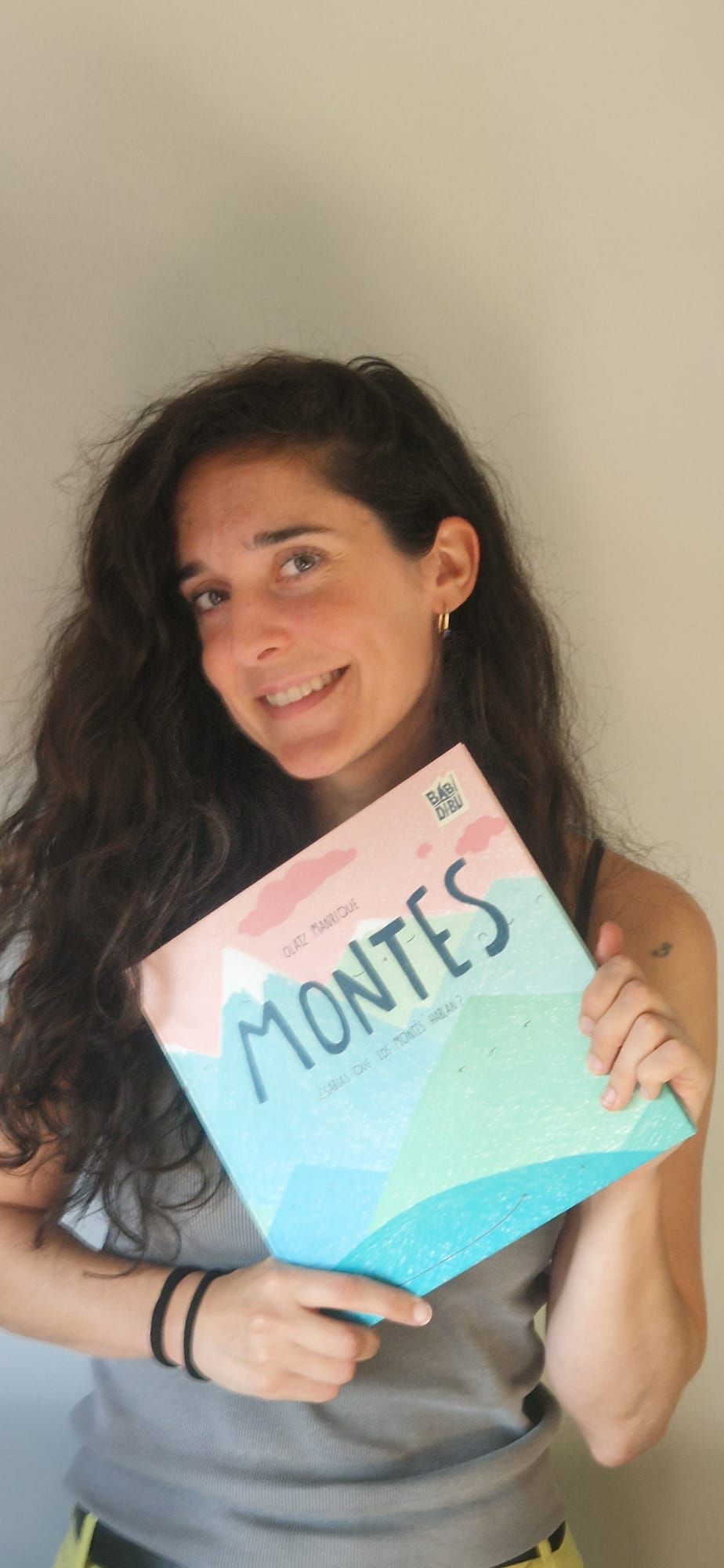 Olatz Manrique junto a su libro