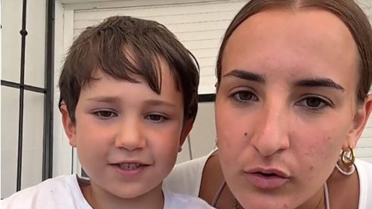Marta Mota, usuaria de TikTok, junto a su primo pequeño