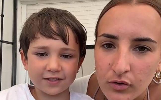 Marta Mota, usuaria de TikTok, junto a su primo pequeño