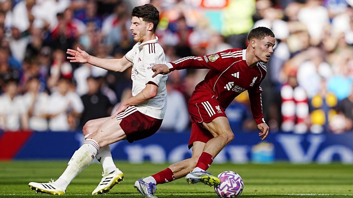 Florian Wirtz, en el punto de mira por su discreto rendimiento desde su llegada al Liverpool, conduce el balón ante Declan Rice.