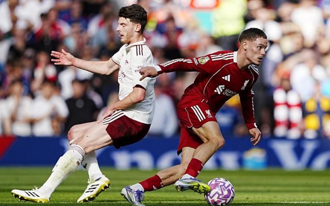 Florian Wirtz, en el punto de mira por su discreto rendimiento desde su llegada al Liverpool, conduce el balón ante Declan Rice.