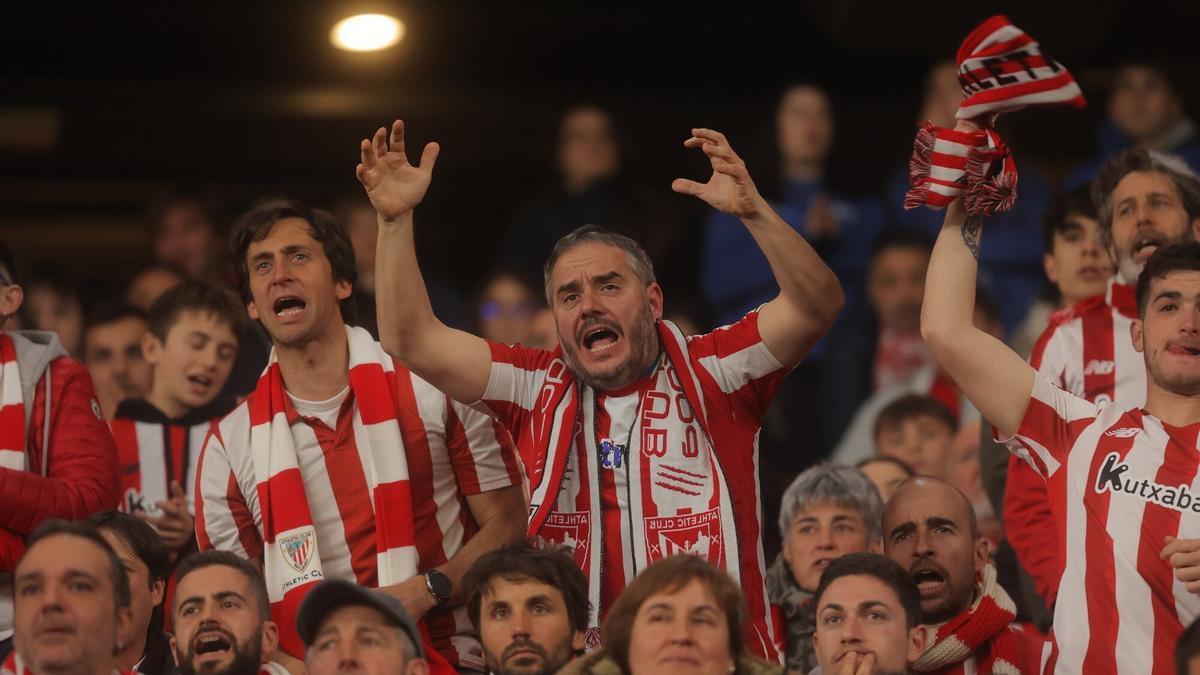 La afición se lamenta en la grada de San Mamés.