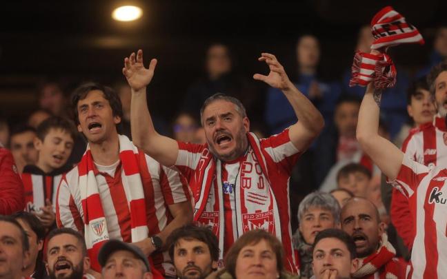 La afición se lamenta en la grada de San Mamés.