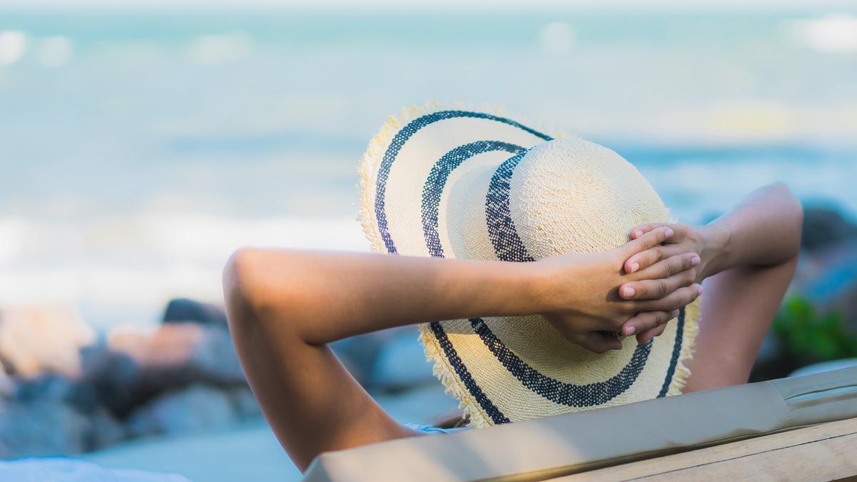 Una mujer disfruta de sus vacaciones en una playa del Caribe.