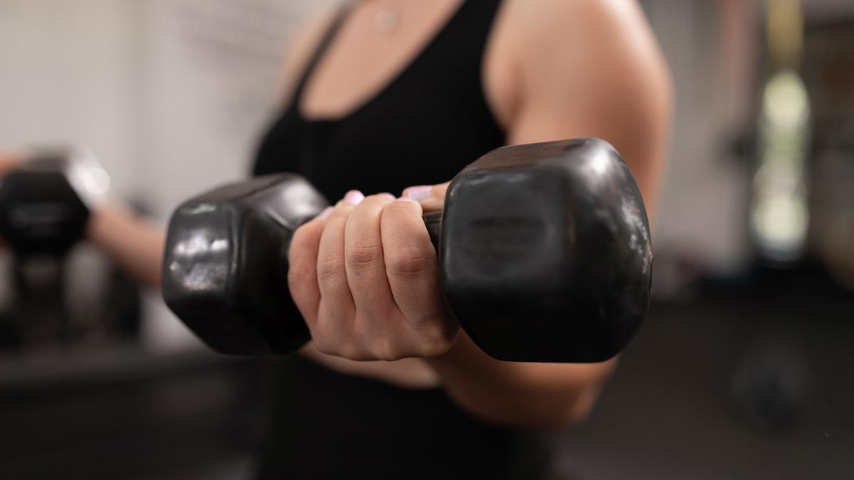 El entramiento de alta intensidad Hitt combina ejercicios de fuerza y resistencia.