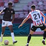 Wibuala Junior Bita, que debutó en Las Gaunas en el Bilbao Athletic, conduce el balón ante Asier Córdoba, excachorro.