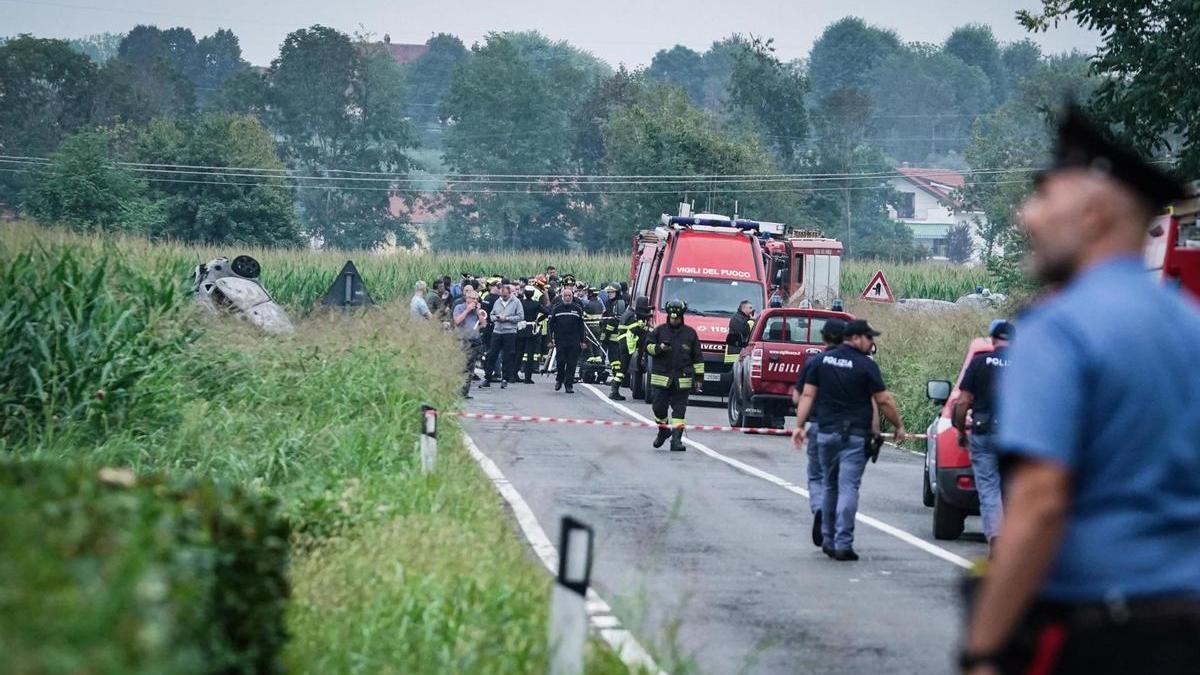 Los servicios de emergencia italianos reunidos en el lugar del avión accidentado.