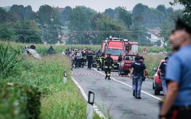 Los servicios de emergencia italianos reunidos en el lugar del avión accidentado.