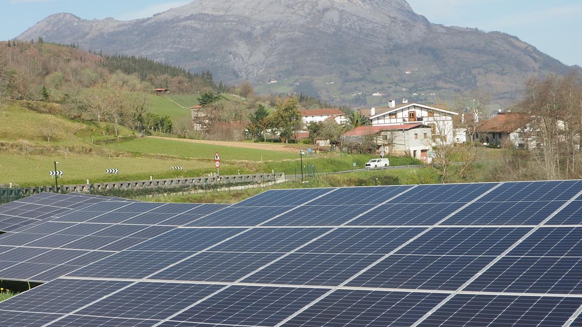 Vista del parque de paneles fotovoltaicos de Ekindar instalado en Urrestilla.