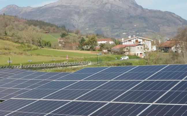 Vista del parque de paneles fotovoltaicos de Ekindar instalado en Urrestilla. / Aitor Vista del parque de paneles fotovoltaicos de Ekindar instalado en Urrestilla.