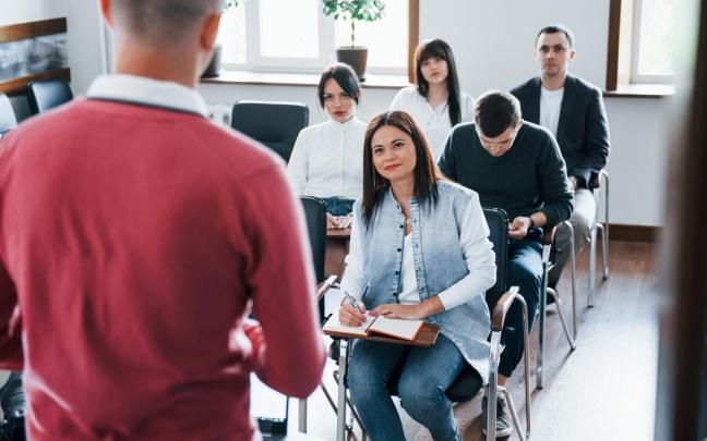 Trabajadores asisten a un curso formativo.