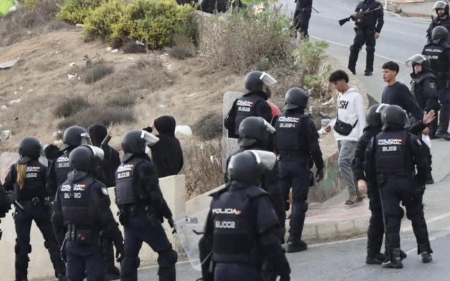 Agentes de la Policía Nacional desplegados en Ceuta.