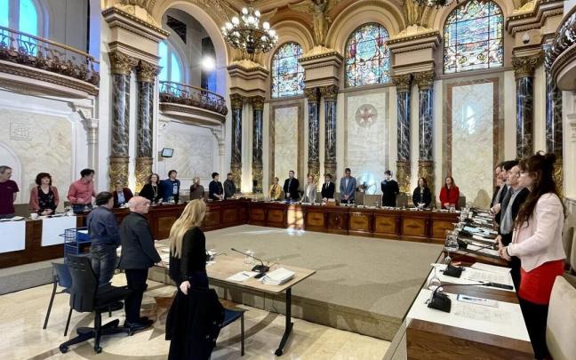 El pleno del Ayuntamiento de Donostia ha guardado este lunes un minuto de silencio en repulsa por una agresión sexual ocurrida la semana pasada en una vivienda de Donostia.