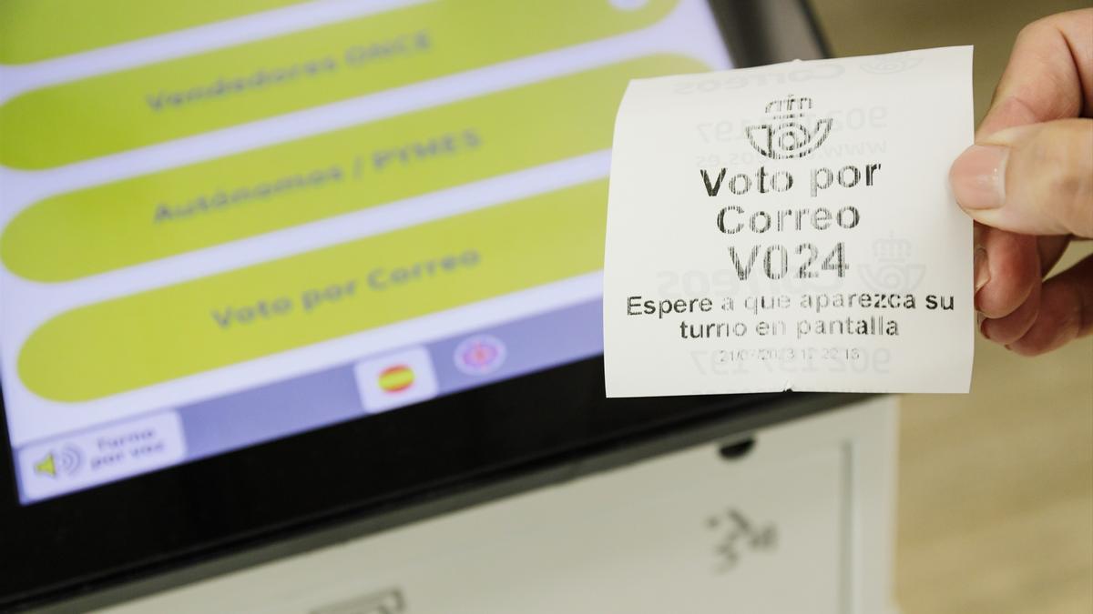 Un ticket de turno de voto por correo, en una imagen de archivo.