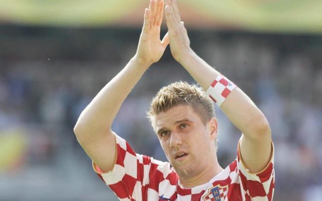 Ivan Klasnic saluda al público vestido con la camiseta de Croacia.