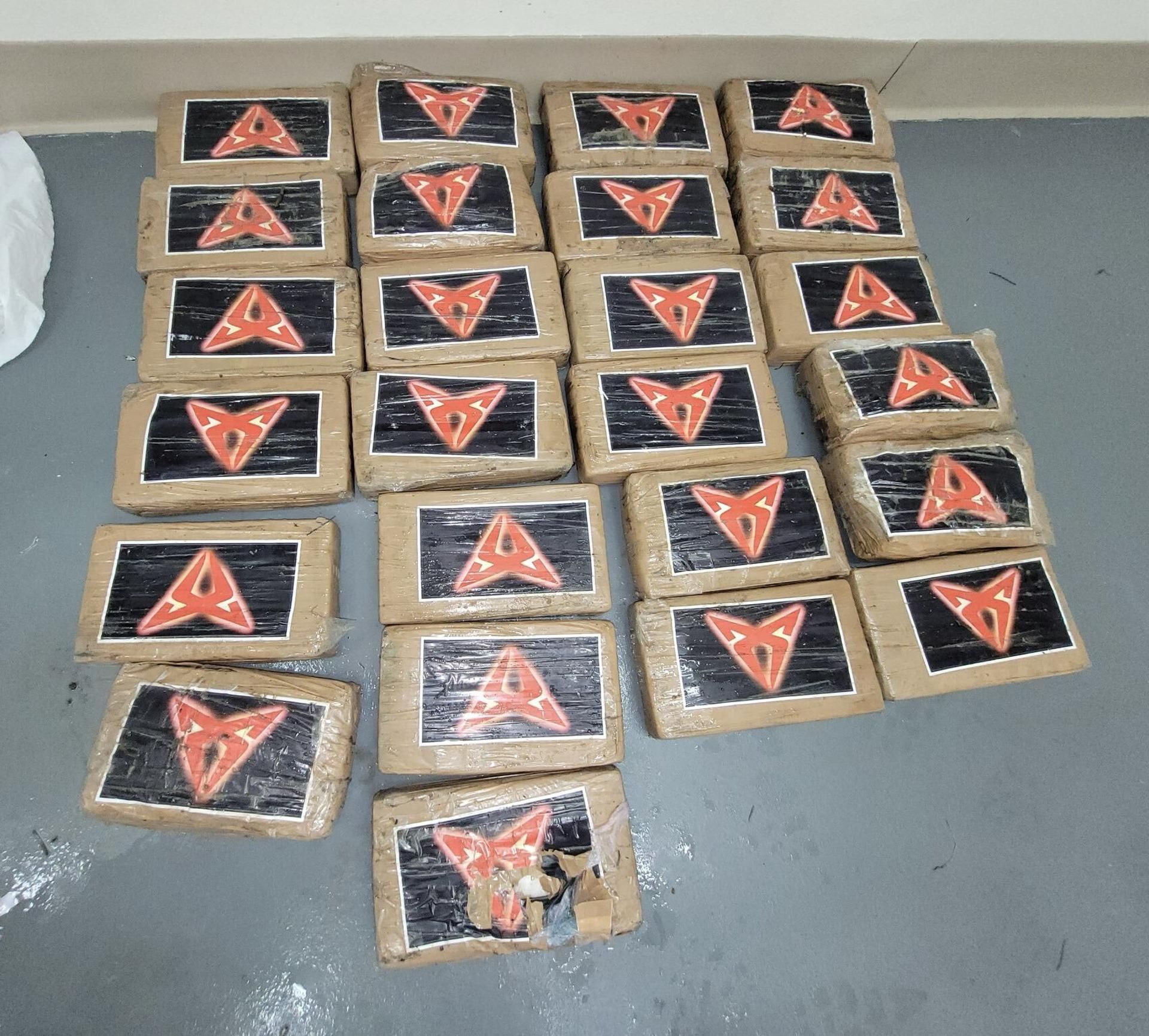 Fotografía cedida por el jefe de la Patrulla Fronteriza del sector de Miami donde se muestran 25 paquetes de cocaína arrastrados hasta la orilla en Miami.