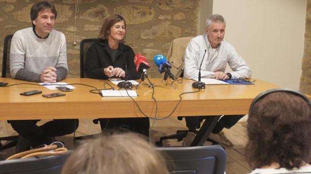 El concejal de Urbanismo, Joanes Amenabar, la alcaldesa, Nagoresa Alkorta, y el técnico de Azpeitia Berritzen, Iñaki Zabaleta, en la presentación del balance.