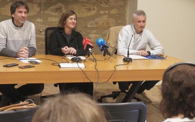 El concejal de Urbanismo, Joanes Amenabar, la alcaldesa, Nagoresa Alkorta, y el técnico de Azpeitia Berritzen, Iñaki Zabaleta, en la presentación del balance.