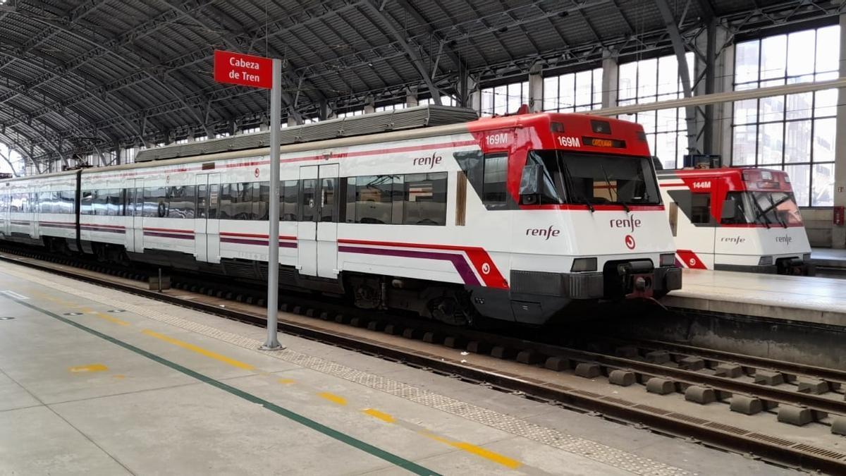 Un tren de Renfe Cercanías En la estación de Abando, en Bilbao, en una imagen de archivo.