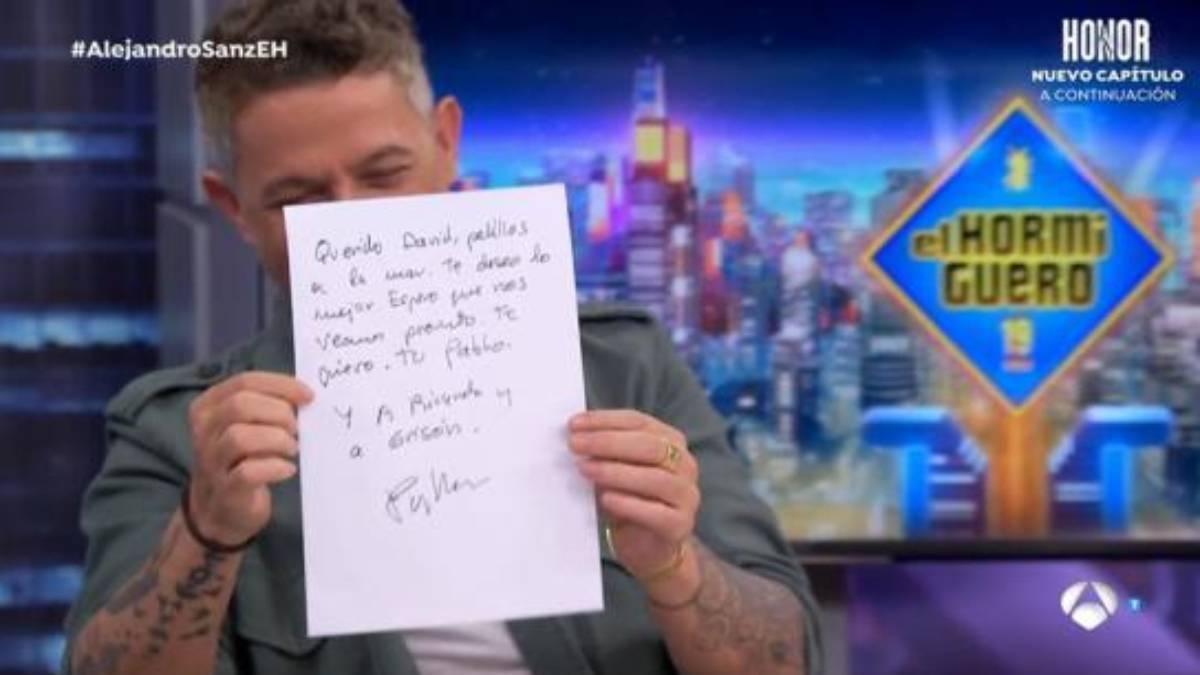 Alejandro Sanz muestra la carta que le escribe Pablo Motos a Broncano