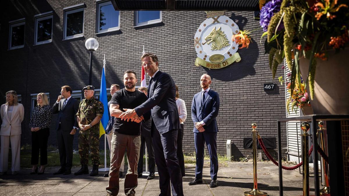 El presidente de Ucrania, Volodímir Zelenski, y el primer ministro interino de Países Bajos, Mark Rutte, en su reunión en la base aérea de la ciudad neerlandesa de Eindhoven.