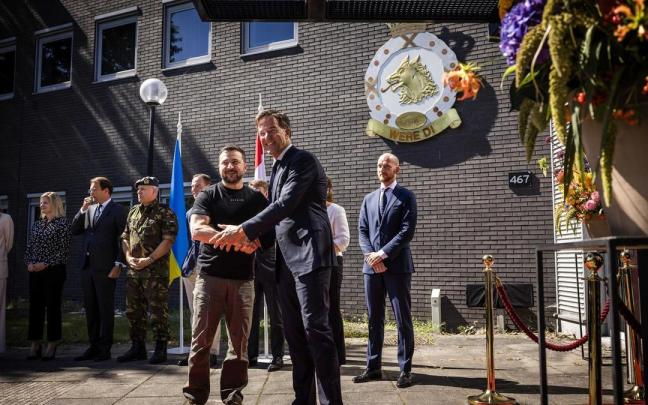 El presidente de Ucrania, Volodímir Zelenski, y el primer ministro interino de Países Bajos, Mark Rutte, en su reunión en la base aérea de la ciudad neerlandesa de Eindhoven. El presidente de Ucrania, Volodímir Zelenski, y el primer ministro interino de Países Bajos, Mark Rutte, en su reunión en la base aérea de la ciudad neerlandesa de Eindhoven.