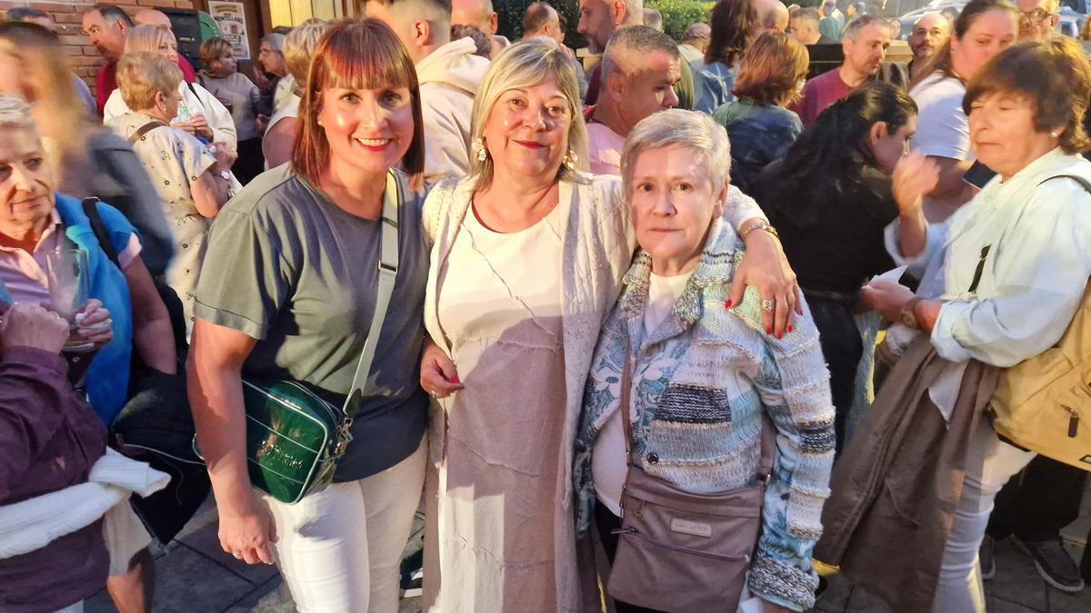 La concejala Nagore Orella y la alcaldesa Raquel Larruskain (en el centro), en la fiesta de inauguración